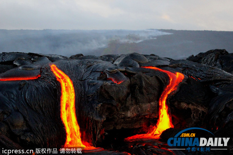 水火交织 摄影师冒险近距离拍摄岩浆入海震撼照