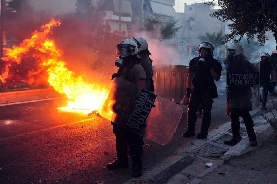 雅典民众暴力示威 希腊社会危机或濒临红线[