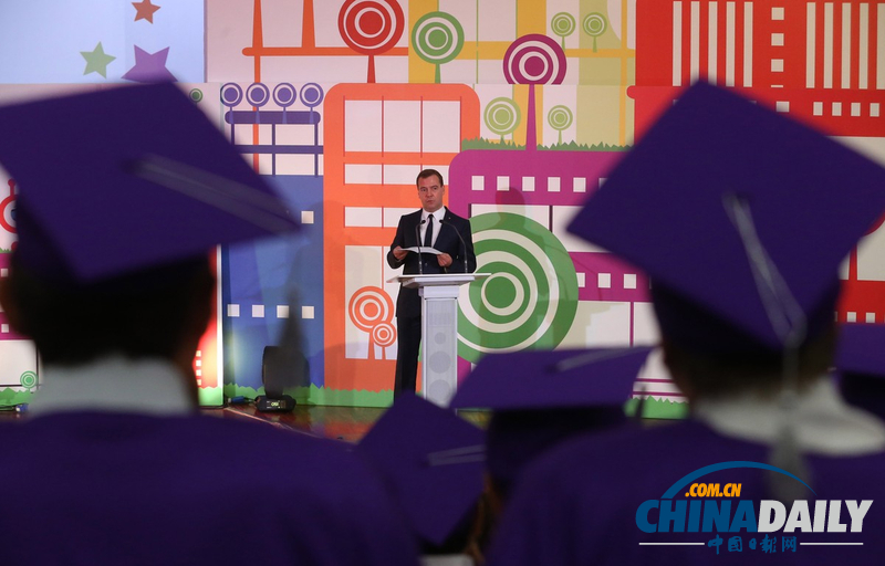 梅德韦杰夫视察学校 与毕业生合影留念(组图)