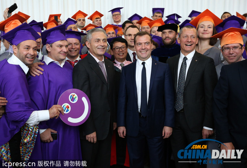 梅德韦杰夫视察学校 与毕业生合影留念(组图)
