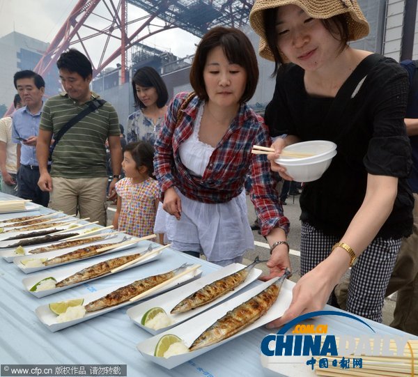 日本地震灾区为感恩烧烤5千秋刀鱼 东京市民免费享用