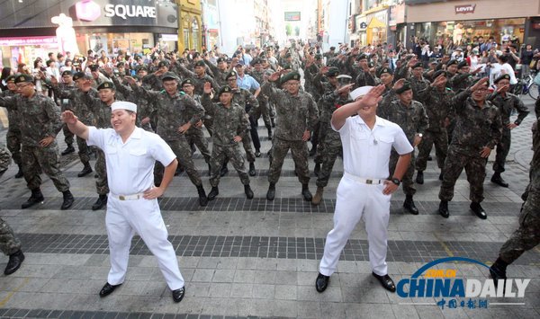 韩国士兵街头表演快闪热舞 鼓励青年参军（组图）