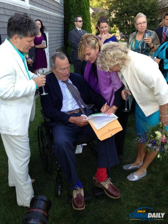 老布什出席同性婚礼 为新人签结婚证