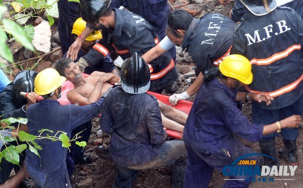 印度孟买一五层楼房坍塌 或60人被埋(组图)