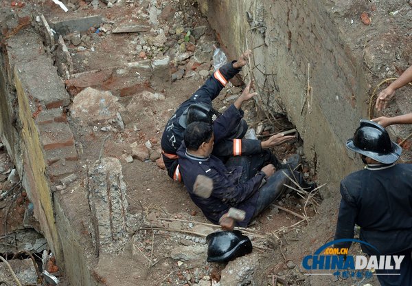 印度孟买一五层楼房坍塌 或60人被埋(组图)