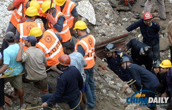 印度孟买一五层楼房坍塌 或60人被埋(组图)