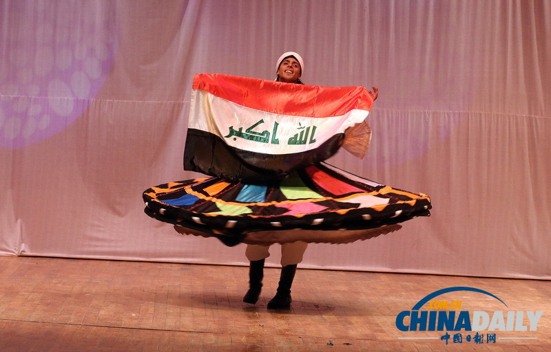 舞者身穿埃及服饰于伊拉克首都载歌载舞望重振