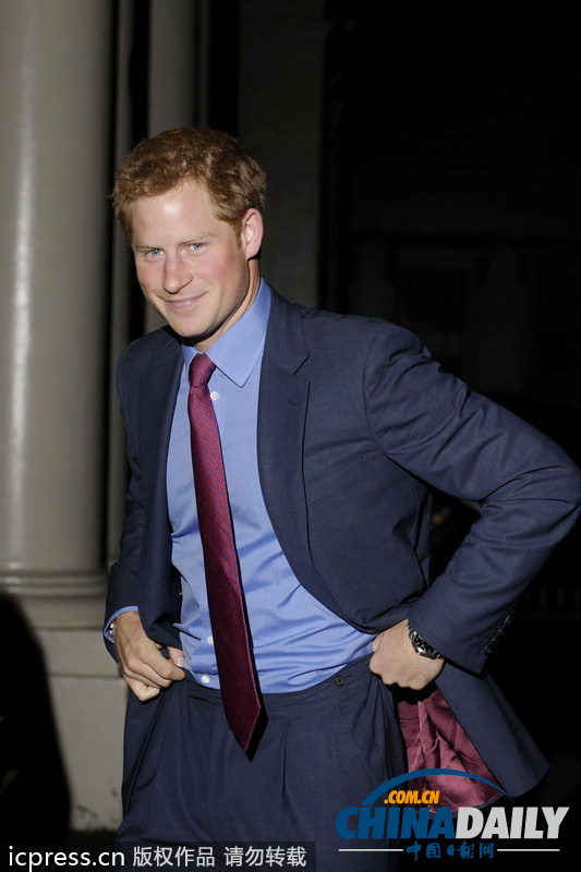 英国哈里王子参加活动拉裤头 行为不雅