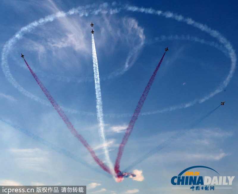 韩国航空展最后彩排迎建军节 月色作幕跳伞唯美