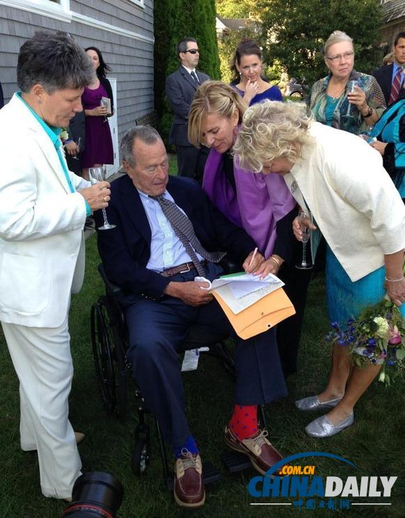 老布什出席同性婚礼 为新人签结婚证