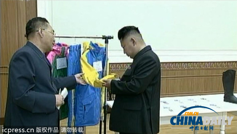 朝鲜领导人金正恩亲自检查骑马装和滑雪服样品（组图）