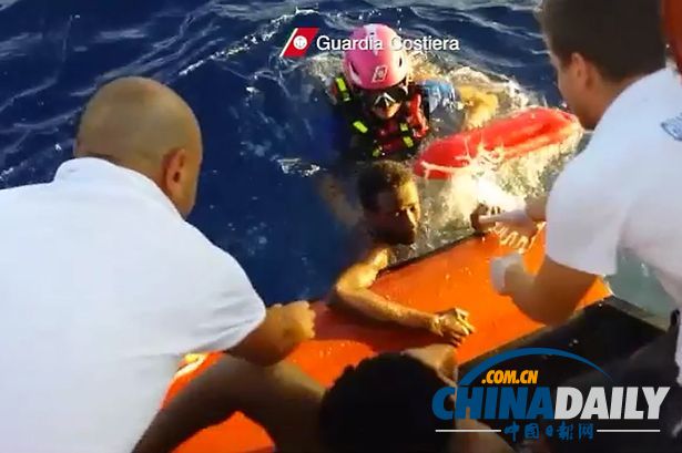 意大利沉船事故幸存者靠空瓶子漂浮求生