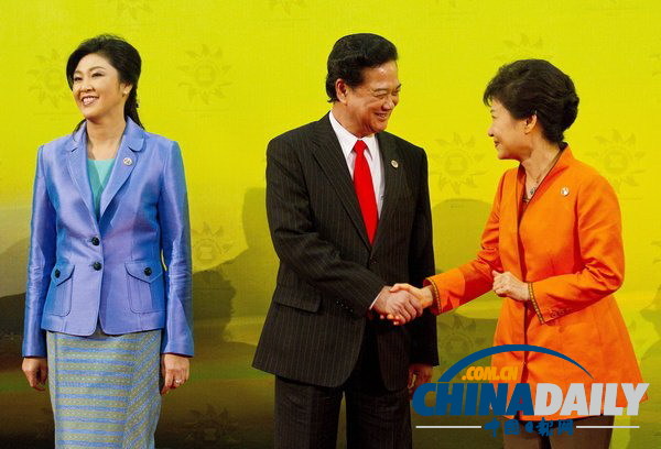 东盟峰会:越南总理“艳福不浅” 获韩泰两美女政客“夹击”