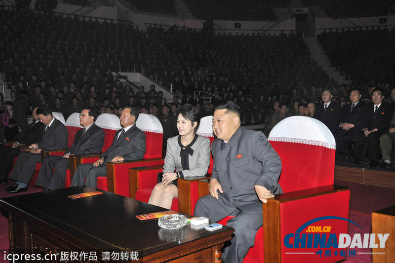 朝鲜劳动党成立68周年金正恩携夫人看演出兴