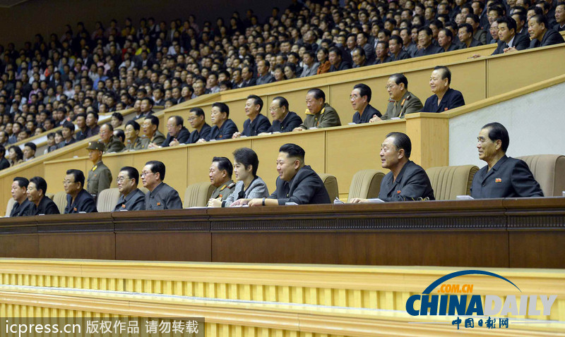 朝鲜劳动党成立68周年 金正恩携夫人看演出兴趣浓（图）