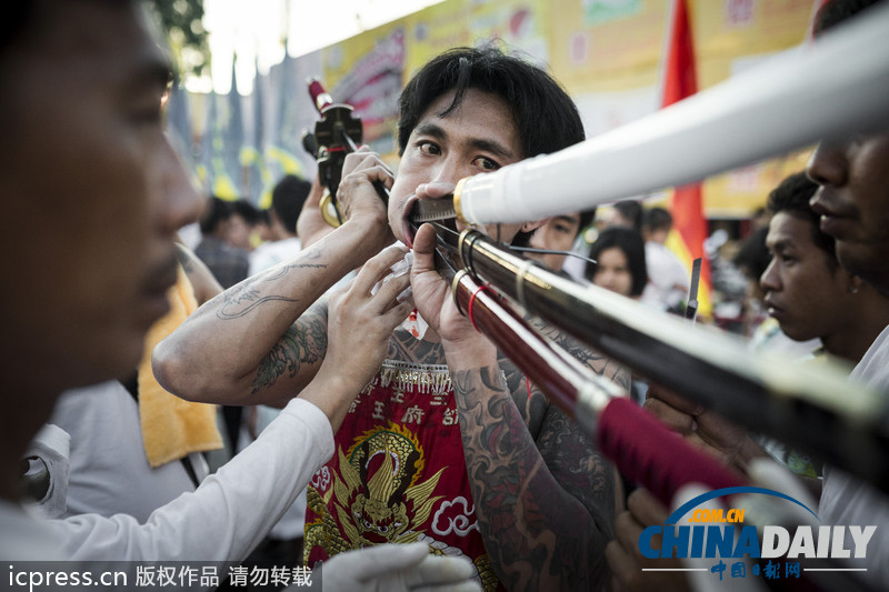 泰国民众嘴里插刀自虐呼吁吃素 场面骇人（组图）
