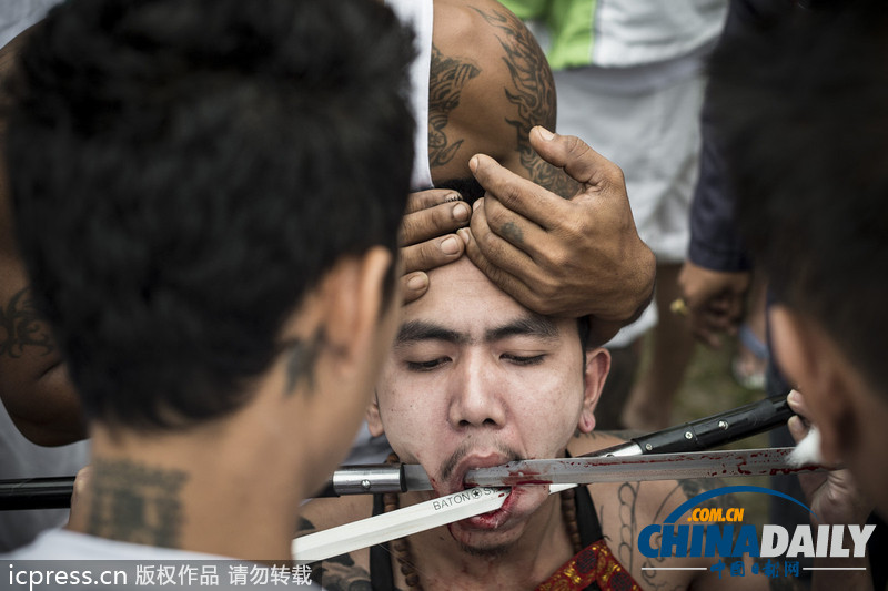 泰国民众嘴里插刀自虐呼吁吃素 场面骇人（组图）