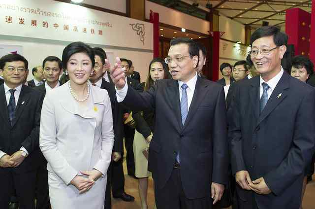 李克强与泰国总理英拉共同出席中国高铁展