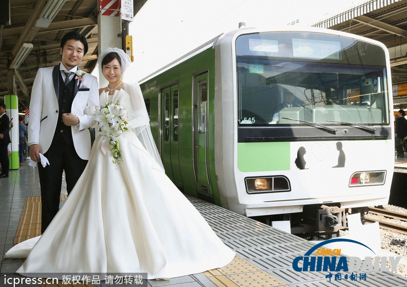 日本新人举行独特婚礼 “包下轻轨”环游东京