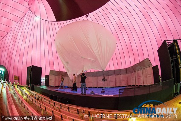 日本建成全球首座充气音乐厅 紫色球体打造梦幻剧场