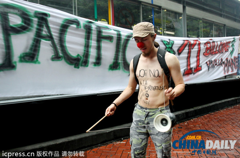 哥伦比亚学生赤身裸体 抗议教育体系缺陷和财政赤字