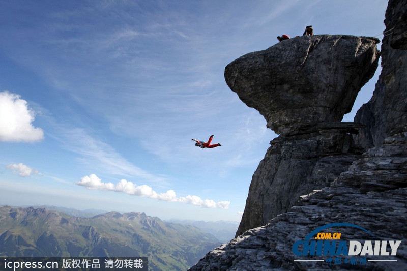 阿尔卑斯山高空跳伞 非勇莫入