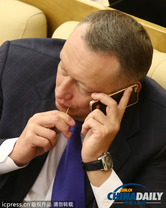 俄罗斯杜马会议举行 议员们听讲也忙活边打电