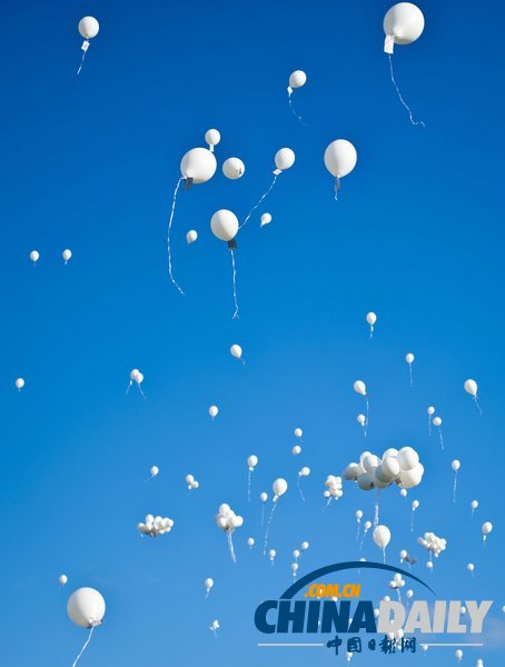 国民众放飞约千个白色气球 纪念欧盟反人口拐