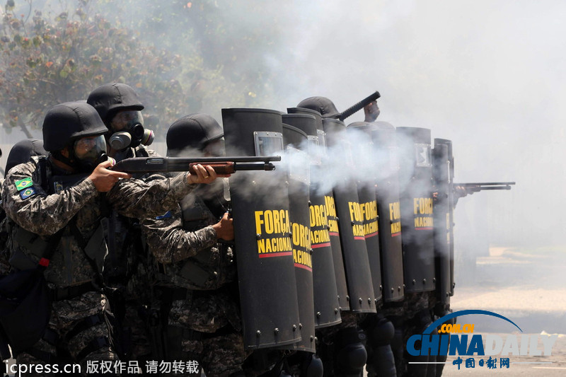 巴西民众抗议政府拍卖油田 与军警发生激烈冲突