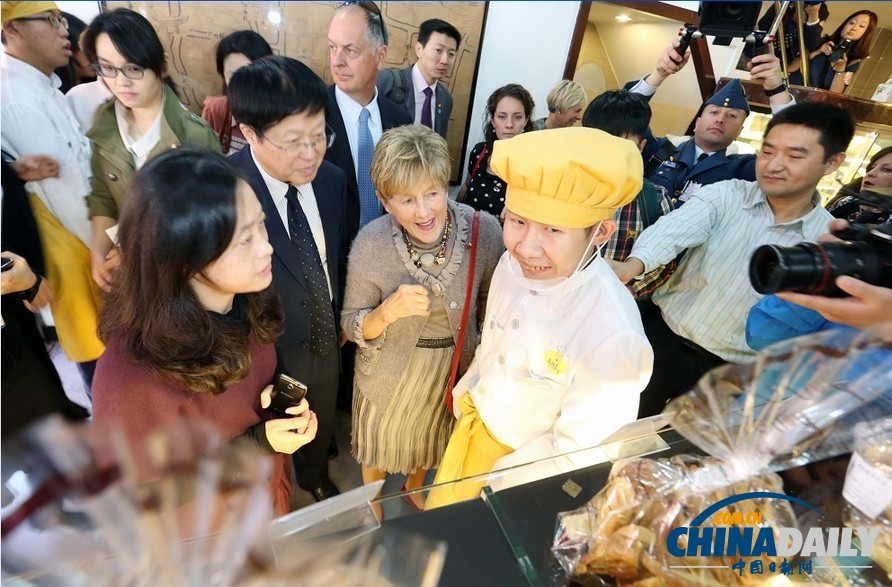加拿大总督夫人看望南京智障儿童 传授私房秘籍（组图）