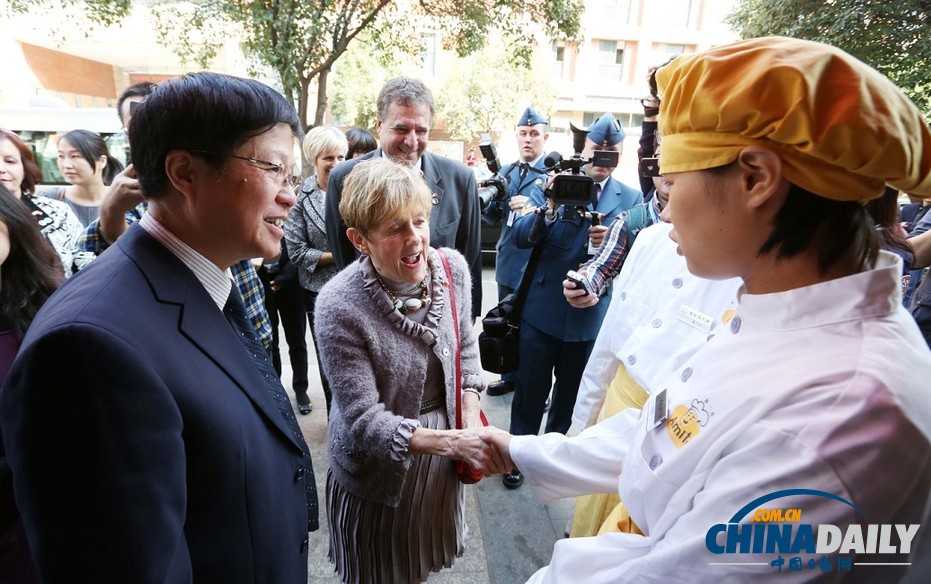 加拿大总督夫人看望南京智障儿童 传授私房秘籍(组图)