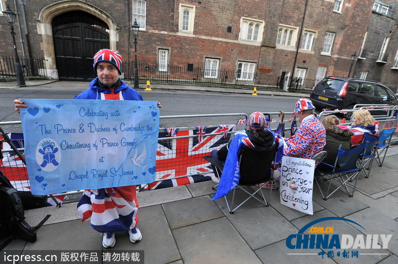 英乔治王子洗礼即将开始 民众聚于门前雀跃期盼