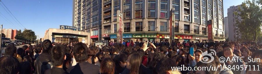 北京地铁十号线连发故障 站点限流乘客滞留站外