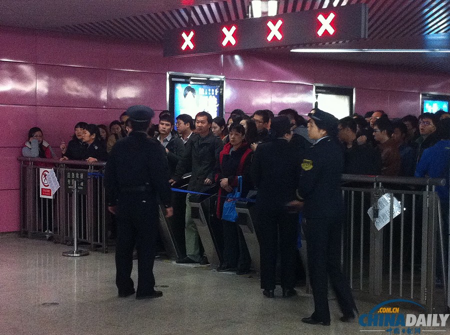 北京地铁十号线连发故障 站点限流乘客滞留站外