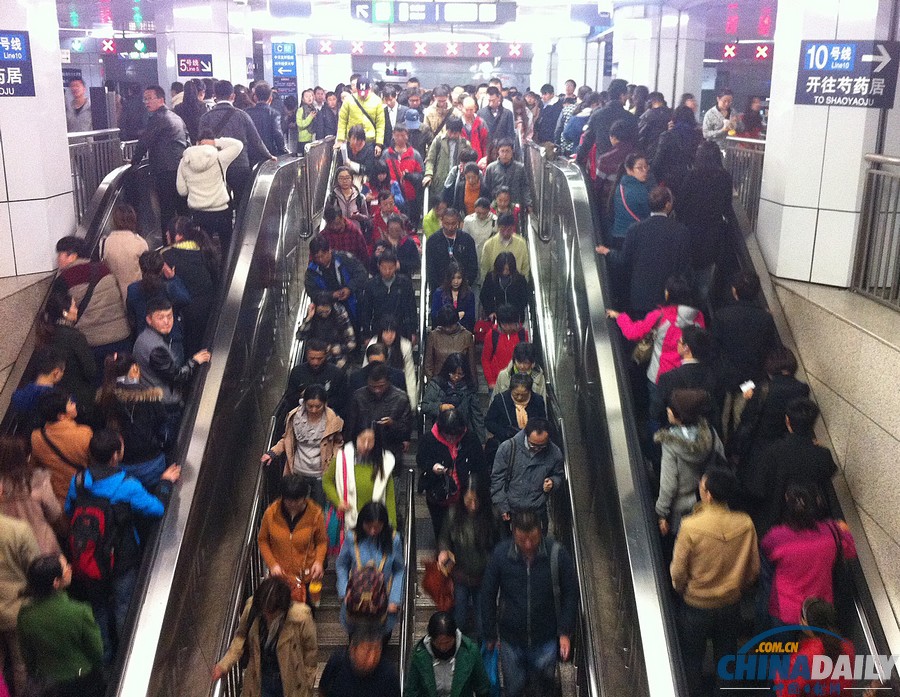 北京地铁十号线连发故障 站点限流乘客滞留站外