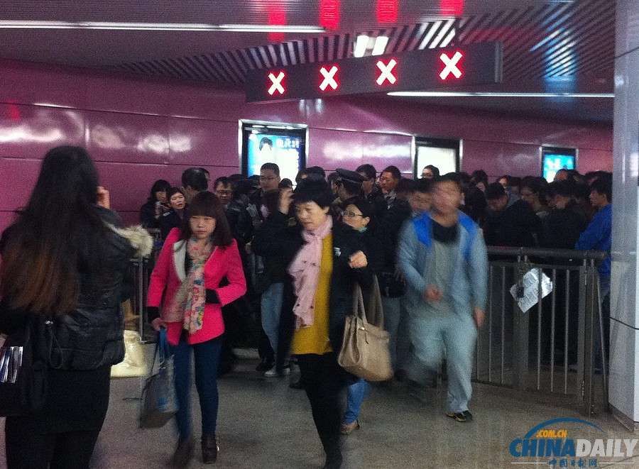 北京地铁十号线连发故障 站点限流乘客滞留站外