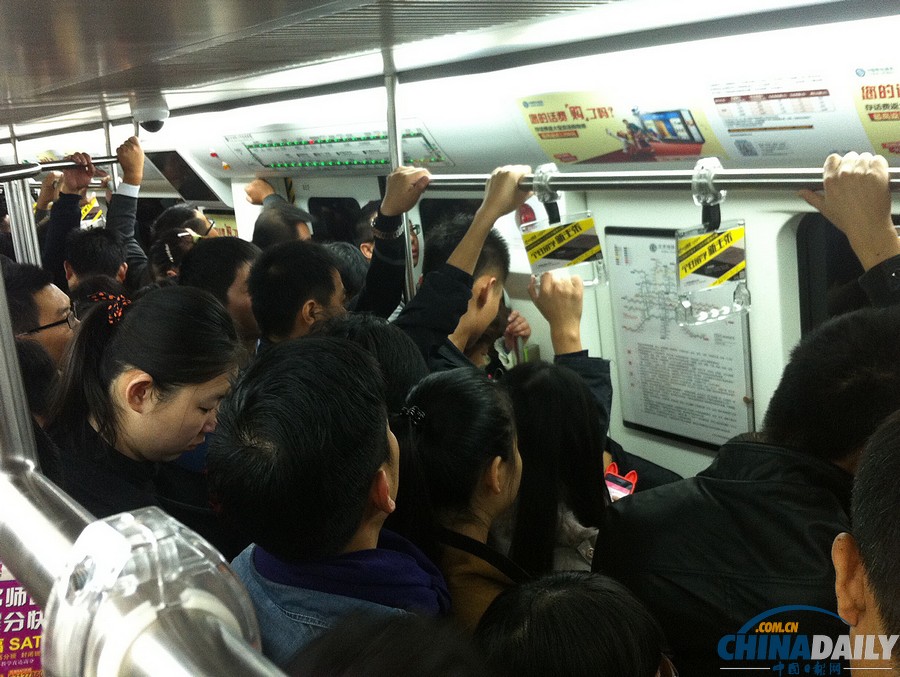 北京地铁十号线连发故障 站点限流乘客滞留站外