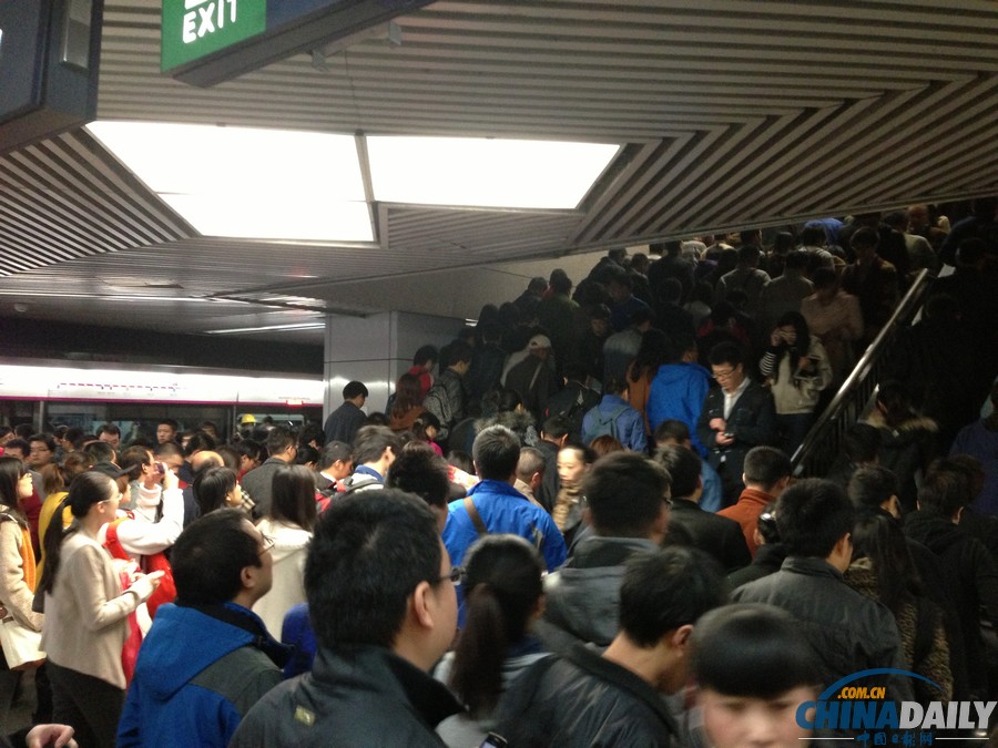 北京地铁十号线连发故障 站点限流乘客滞留站外