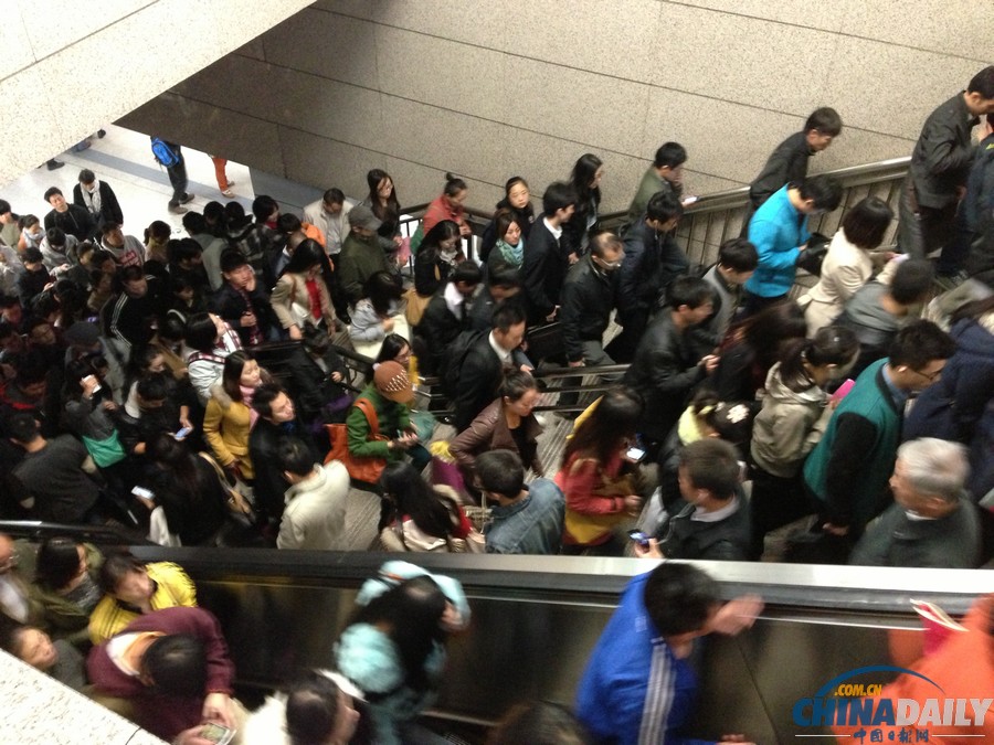 北京地铁十号线连发故障 站点限流乘客滞留站外