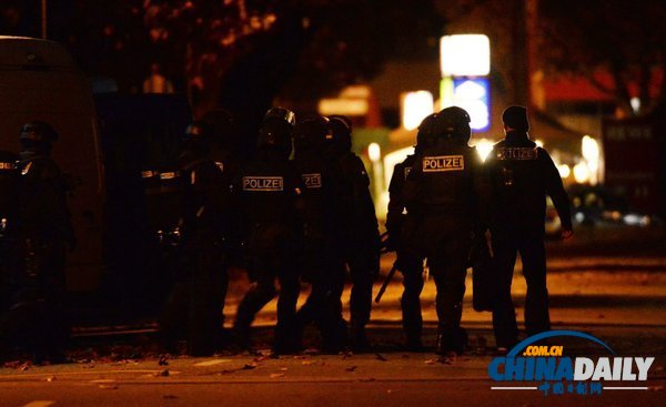 德国餐馆发生劫持事件 枪手绑架十余人与警察对峙(组图)