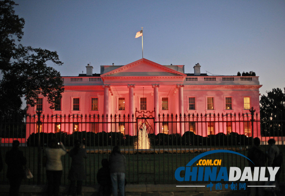 美国白宫变“粉宫” 呼吁关注乳腺癌
