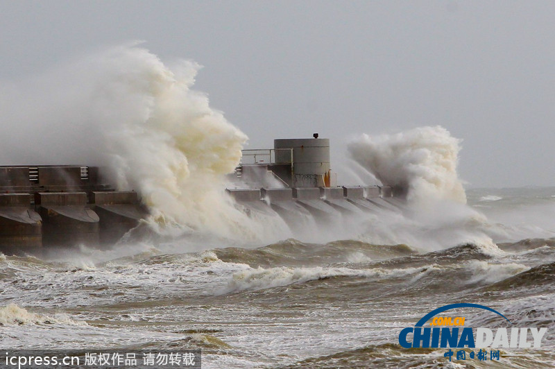 英国迎战“飓风级”风暴 海陆空交通大受影响（高清组图）