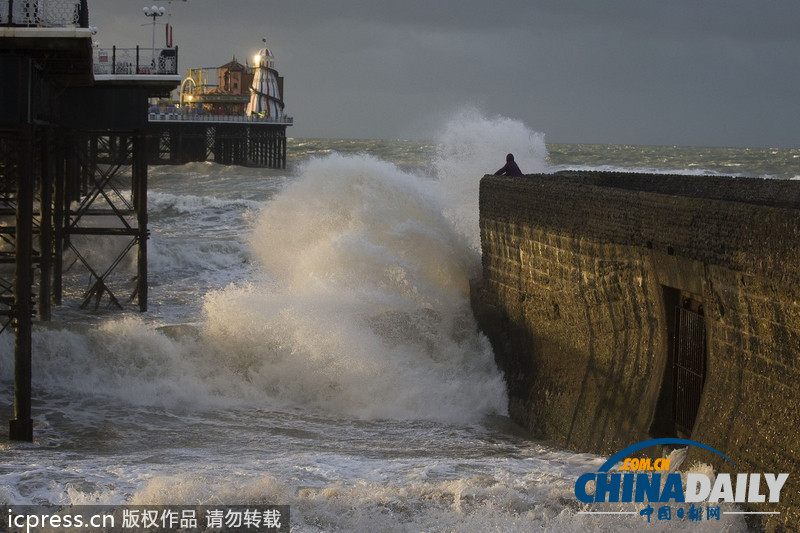 英国迎战“飓风级”风暴 海陆空交通大受影响（高清组图）