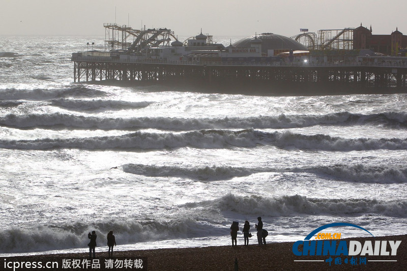 英国迎战“飓风级”风暴 海陆空交通大受影响（高清组图）