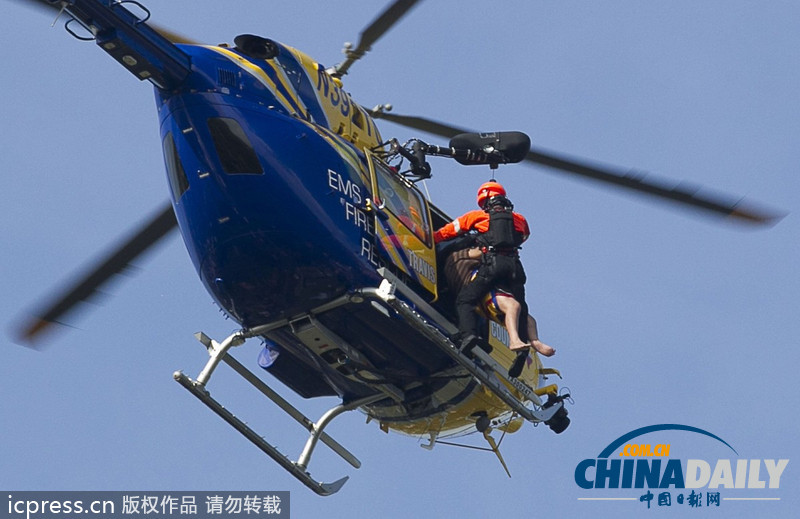 美得州暴雨引发洪水 居民躲在屋顶等候救援