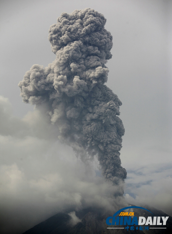 印尼锡纳朋火山再次喷发 附近居民紧急撤离