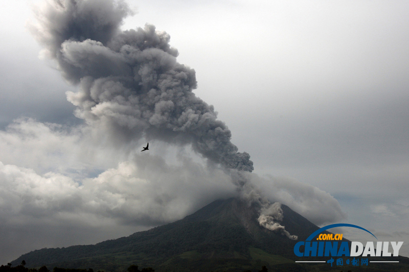 印尼锡纳朋火山再次喷发 附近居民紧急撤离