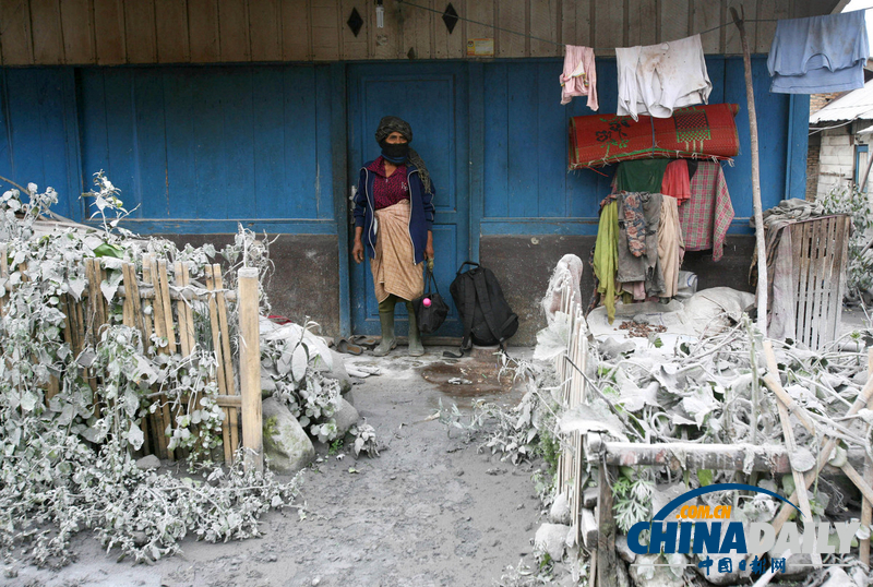 印尼锡纳朋火山再次喷发 附近居民紧急撤离