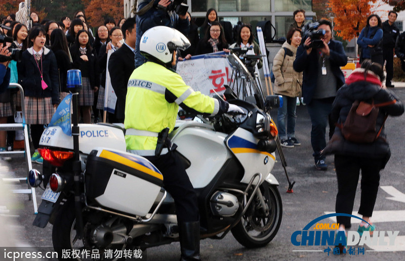 组图：韩国高考今日举行 学子跪地祈福警察骑摩托护送