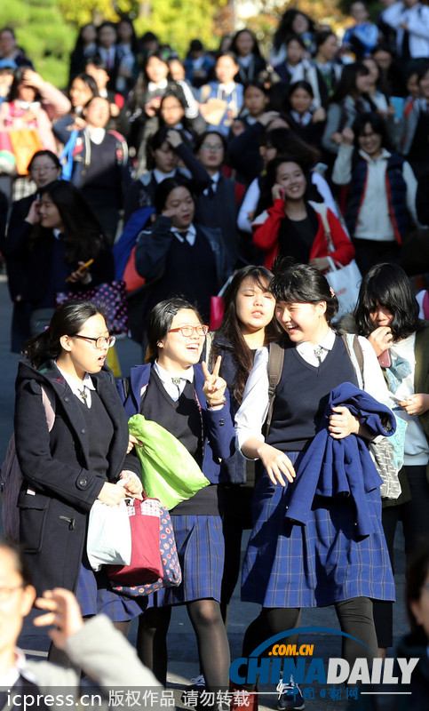 韩国高考一日奋战结束 考生如释重负喜极而泣